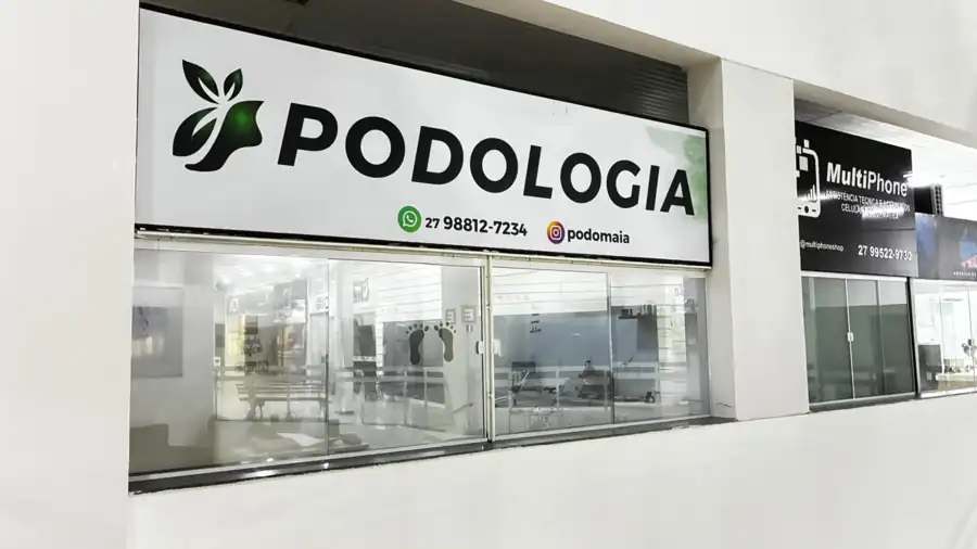 Letreiro com a palavra Podologia visto do corredor do Shopping da Terra
