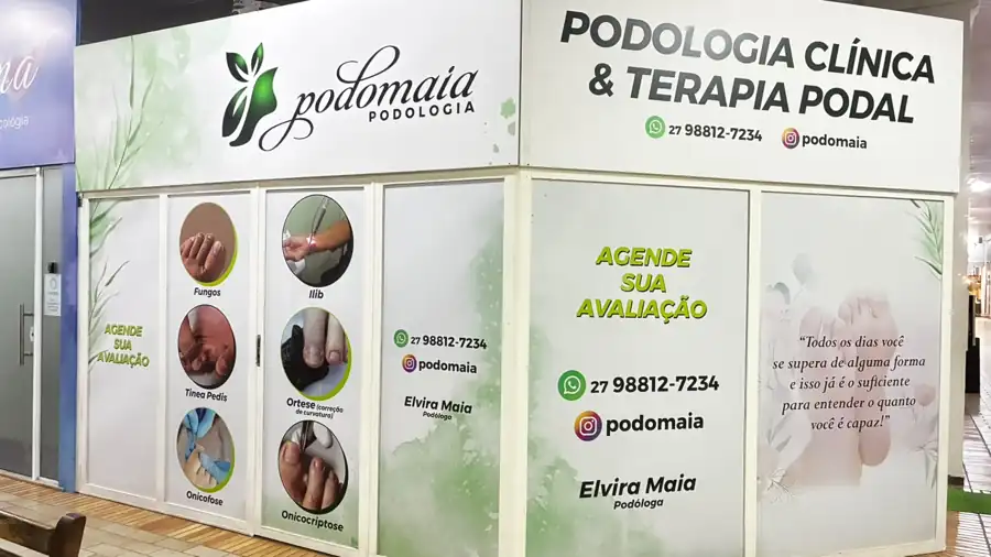 Fachada da Clínica PodoMaia no Shopping da Terra, com a marca PodoMaia, a lateral escrita Podologia Clínica & Terapia Podal e a porta de entrada